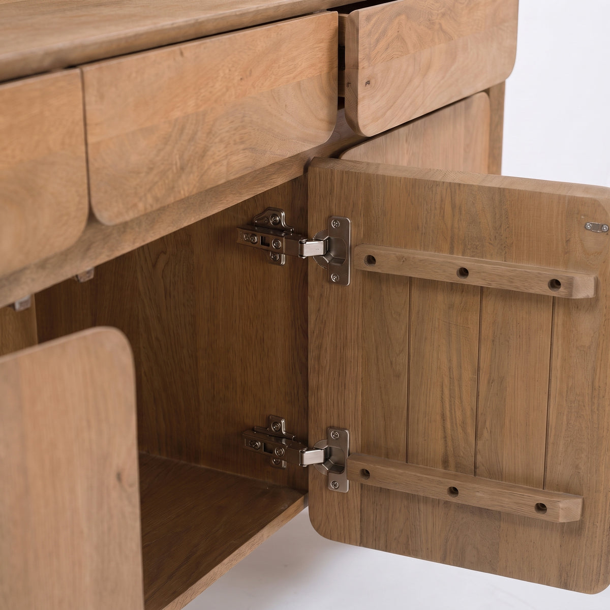Détail des charnières d'une porte du buffet Achille en bois de manguier marron clair - Maison Pavane