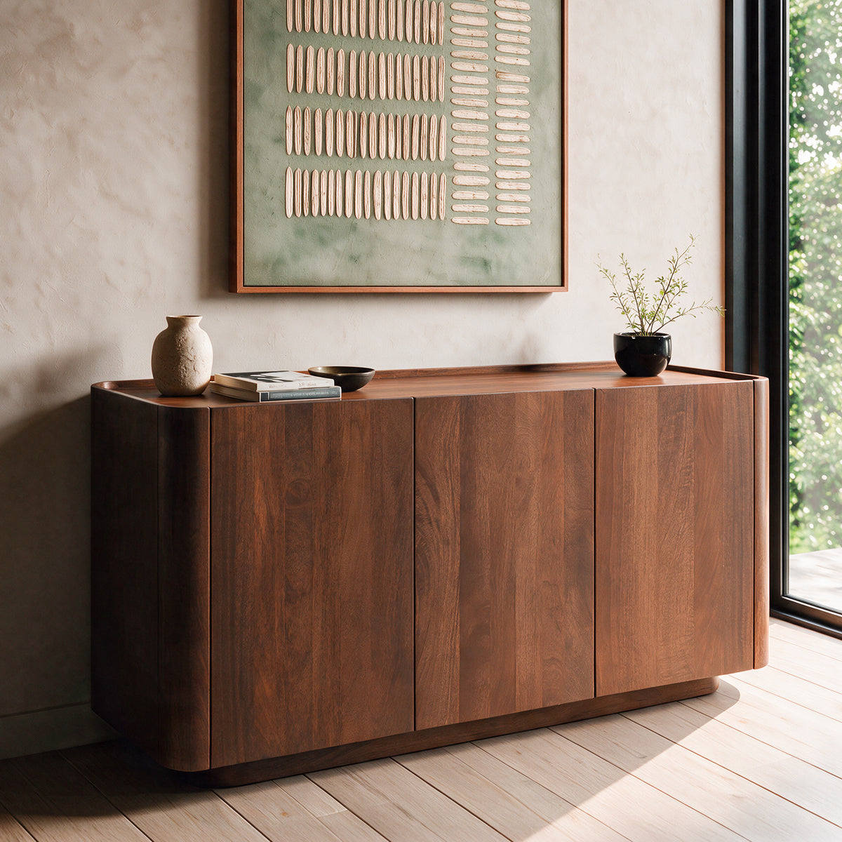Buffet en bois de manguier tableau accroché au mur et vase – Maison Pavane