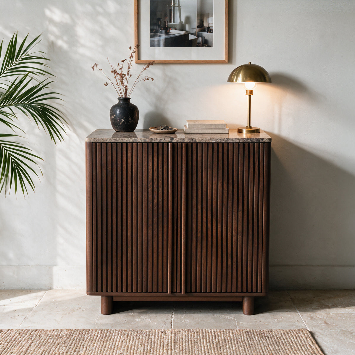 Buffet en bois foncé et plateau en marbre lampe chrome allumée – Maison Pavane