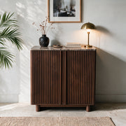Buffet en bois foncé et plateau en marbre lampe chrome allumée – Maison Pavane
