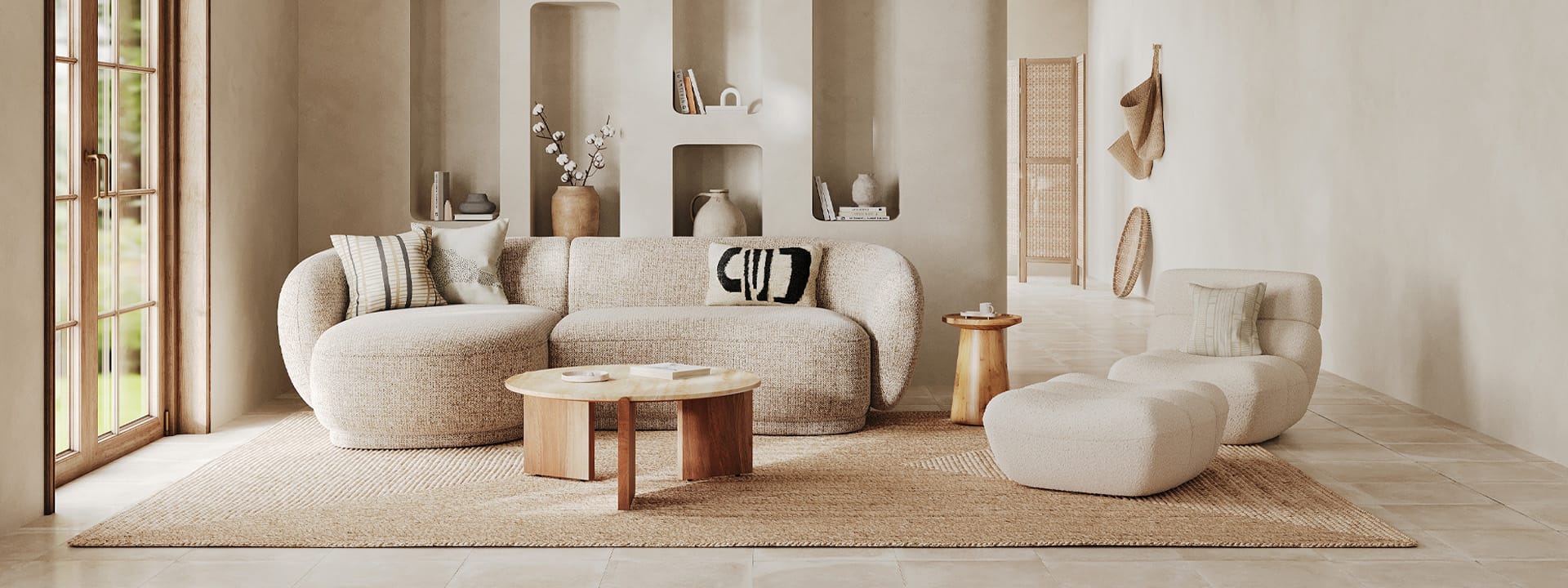 Salon bohème chic avec canapé arrondi en bouclé beige, table basse bois, tapis jute et lumière naturelle – Maison Pavane