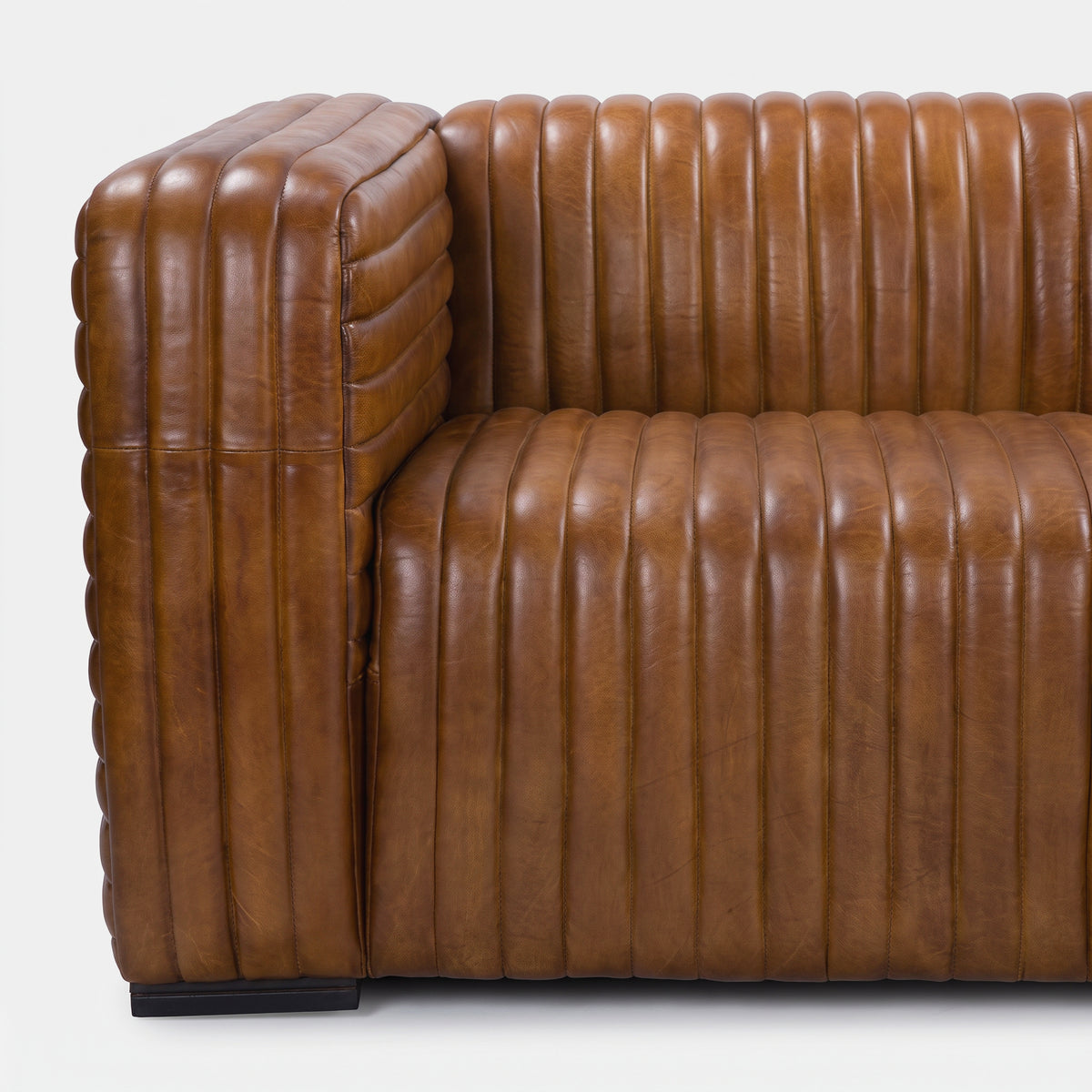 Détail de l'accoudoir et de l'assise en cuir de buffle marron du canapé Barnabé - Maison Pavane