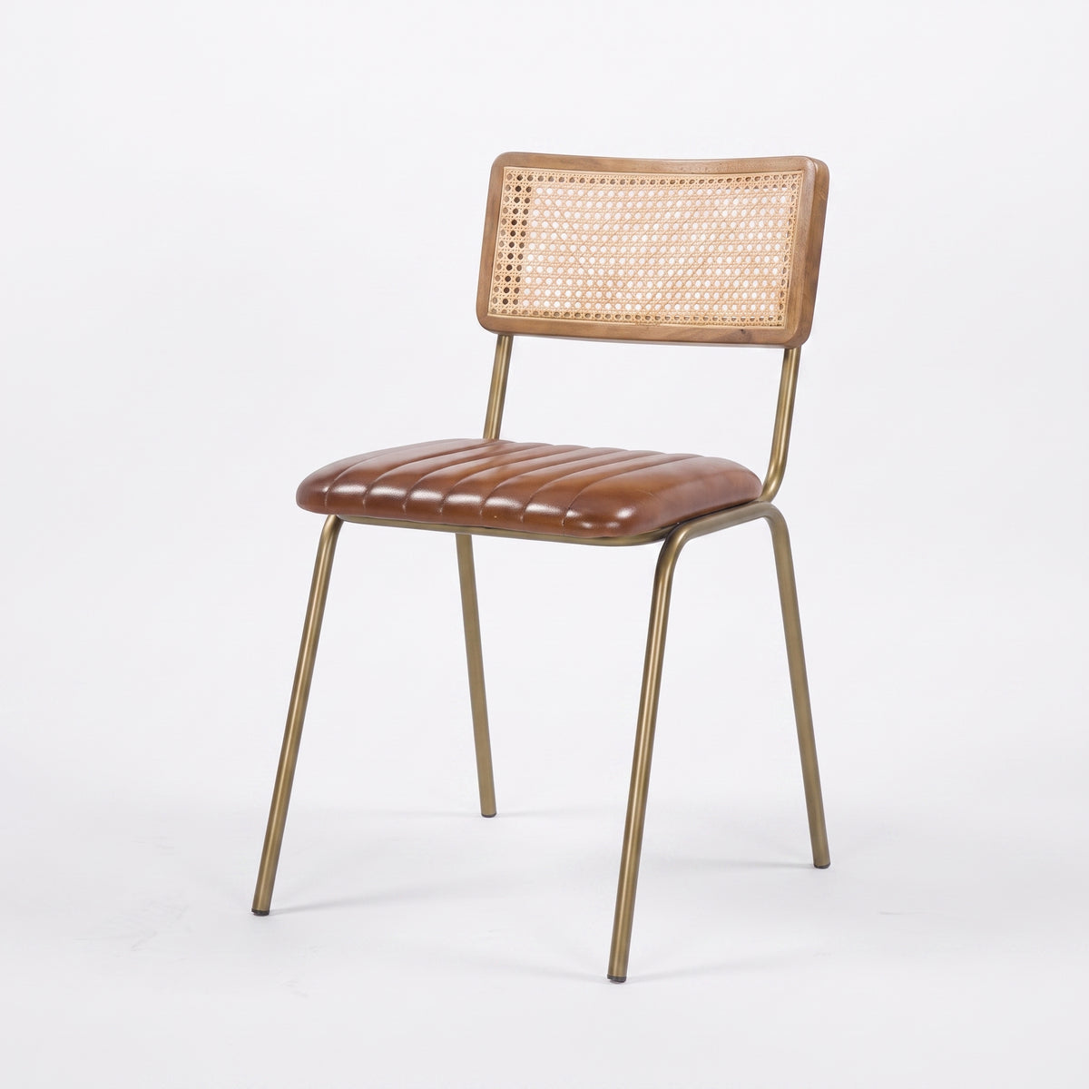 Chaise Arsène en cannage et cuir marron, vue trois-quarts - Maison Pavane