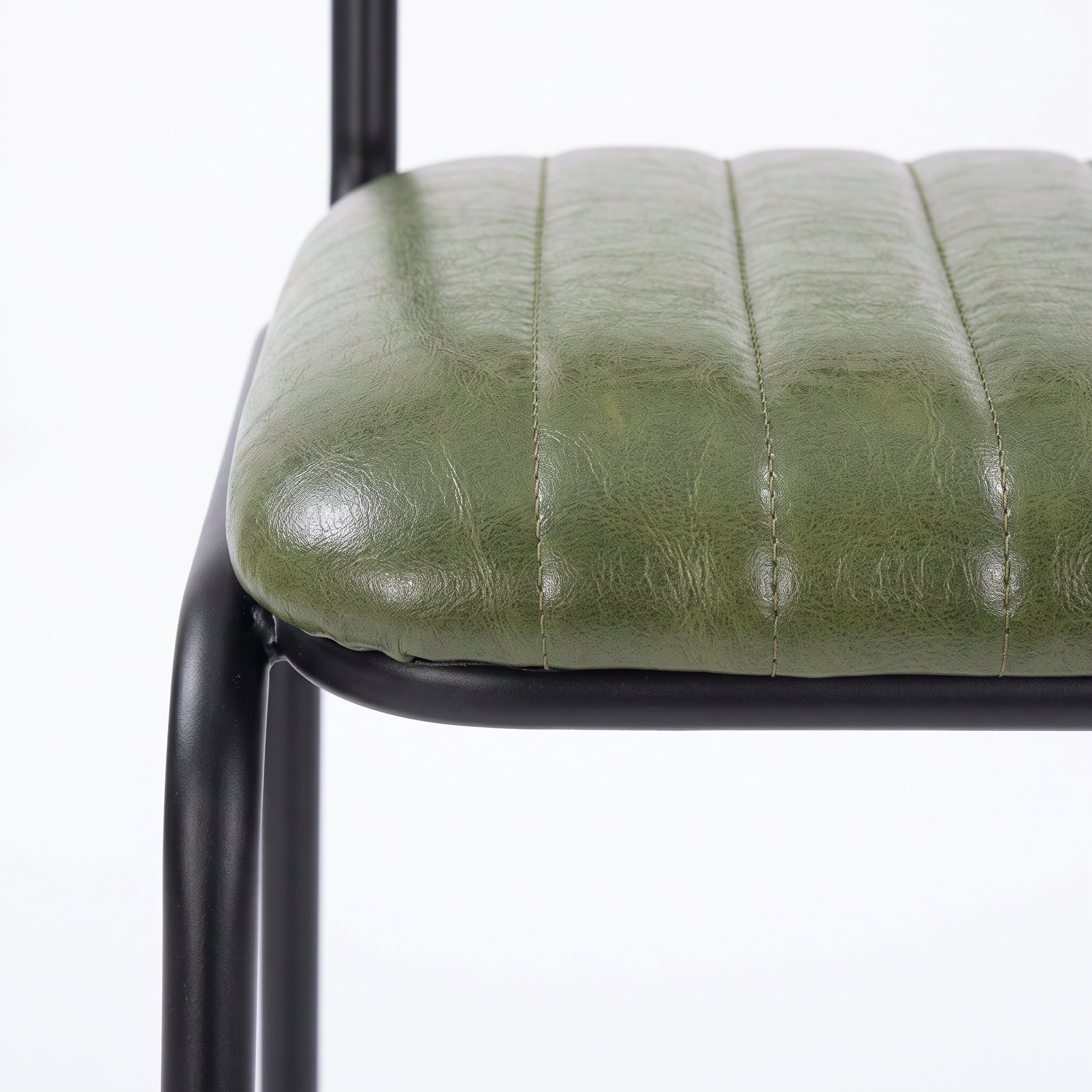 Détail de l'assise en cuir de buffle vert de la chaise Arsène - Maison Pavane