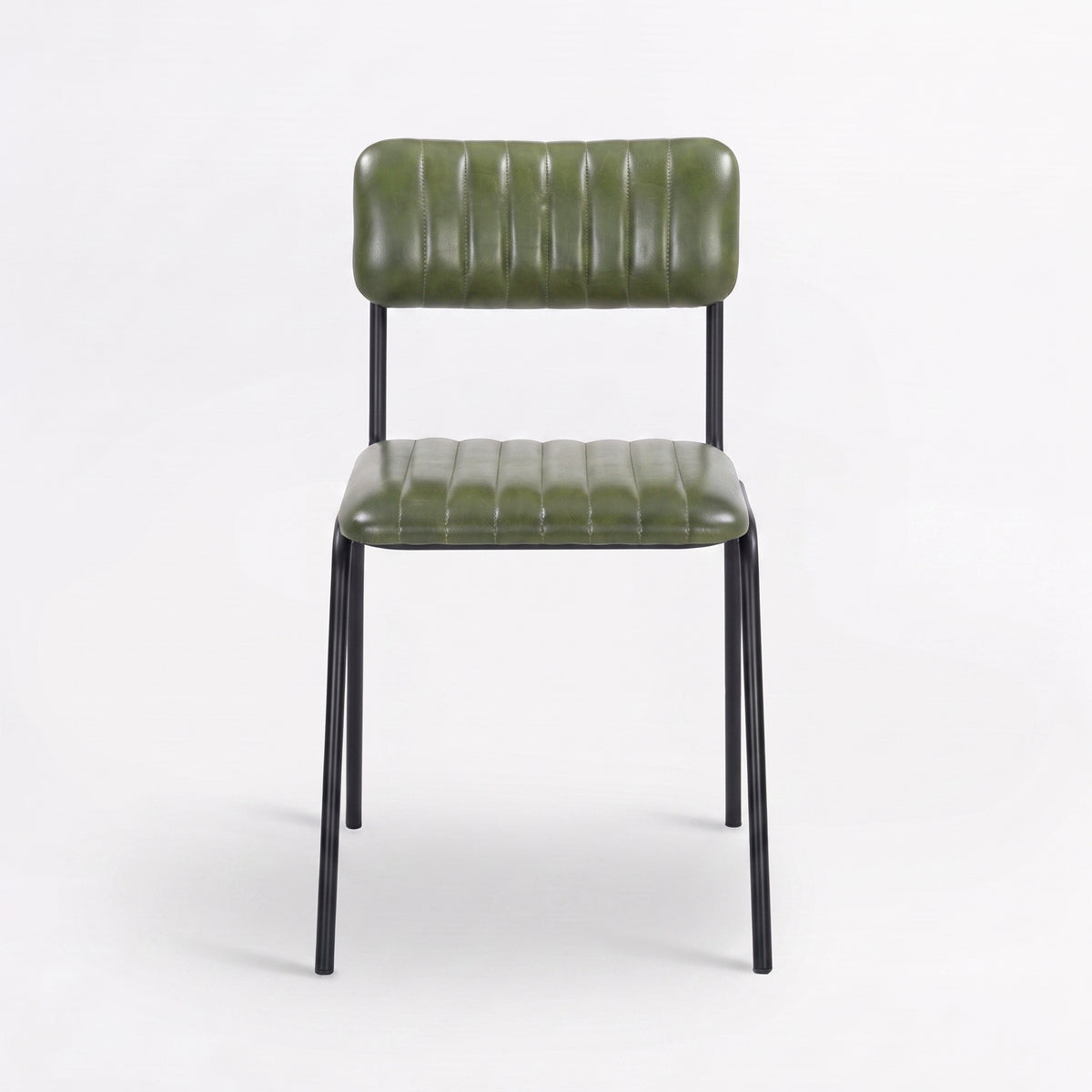 Chaise Arsène en cuir de buffle vert et pieds en métal noir, vue de face - Maison Pavane