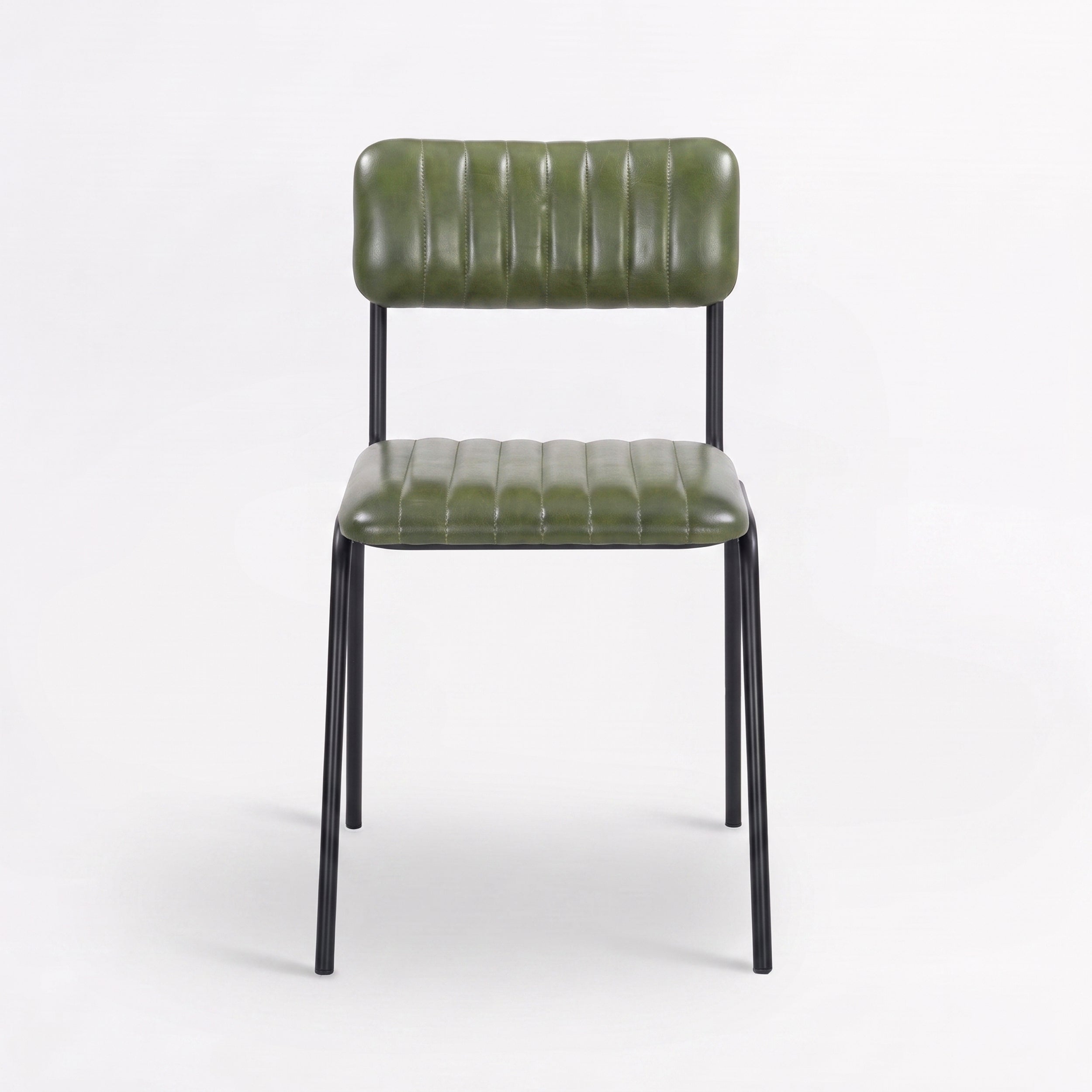 Chaise Arsène en cuir de buffle vert et pieds en métal noir, vue de face - Maison Pavane