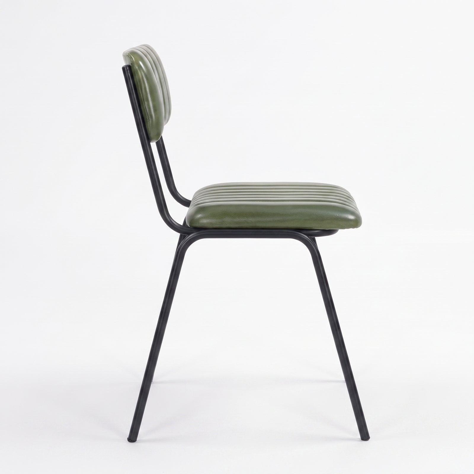Chaise Arsène en cuir de buffle vert et pieds en métal noir, vue de profil - Maison Pavane