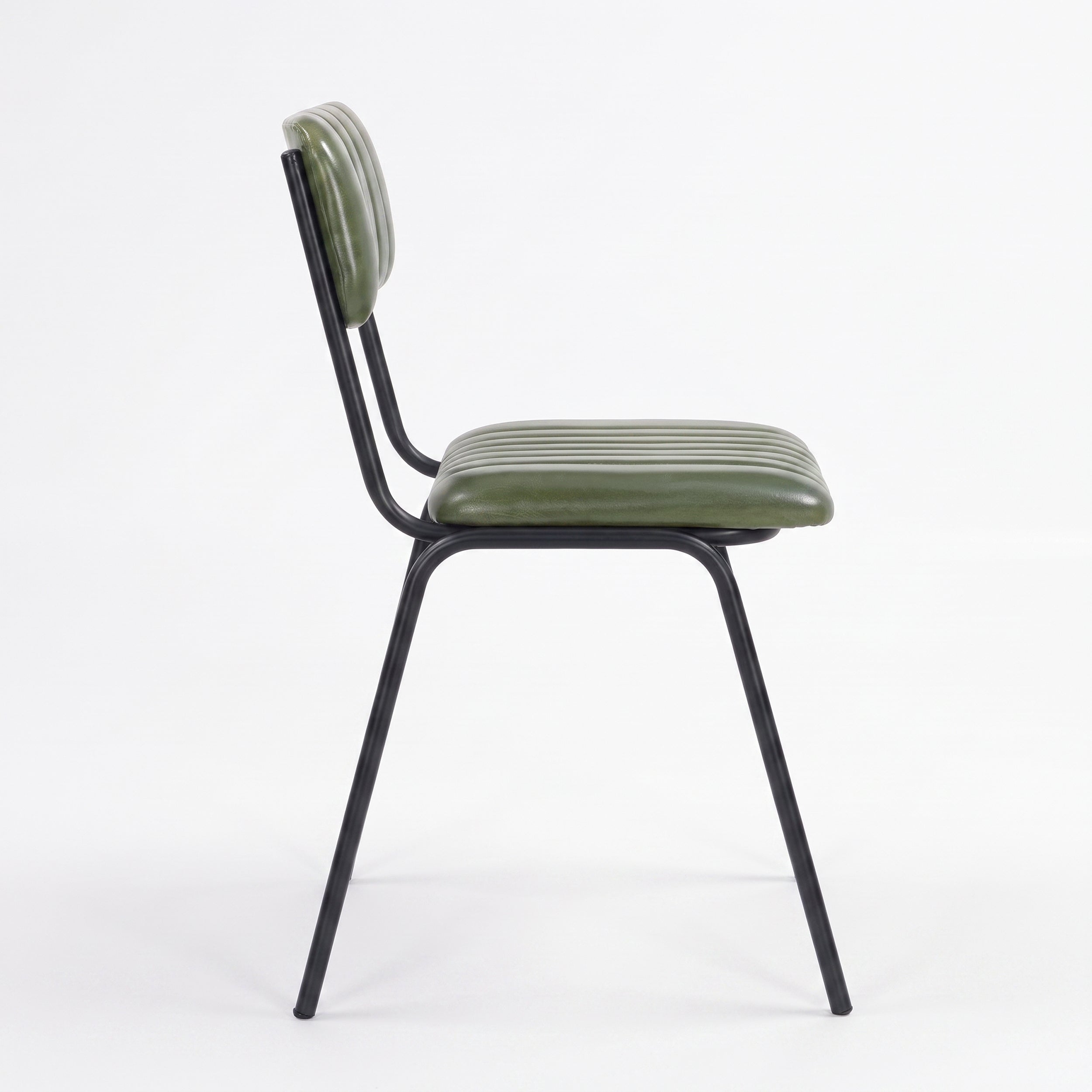 Chaise Arsène en cuir de buffle vert et pieds en métal noir, vue de profil - Maison Pavane