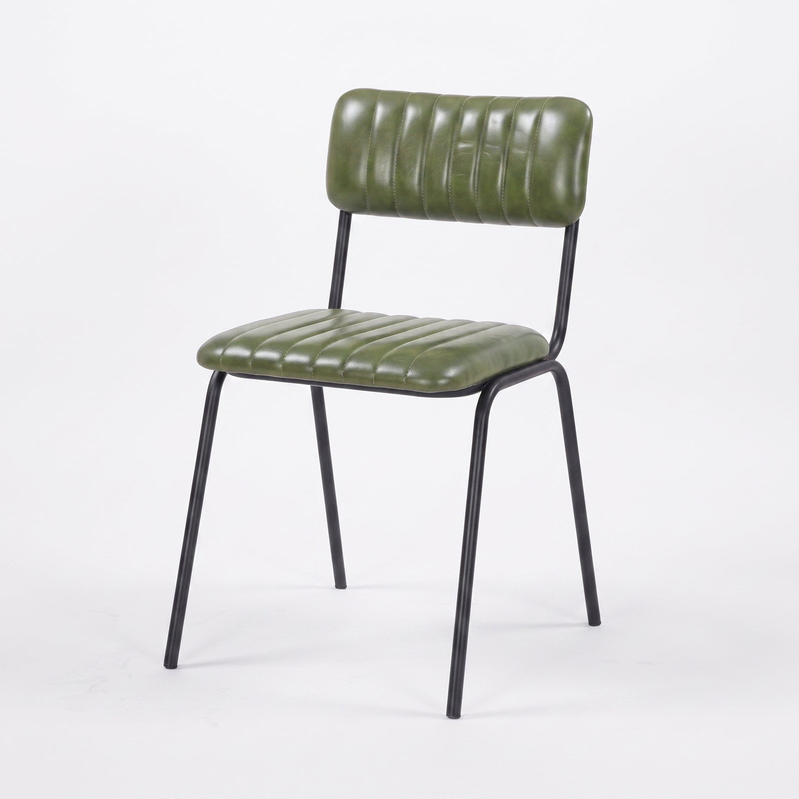 Chaise Arsène en cuir de buffle vert et pieds en métal noir, vue trois-quarts - Maison Pavane