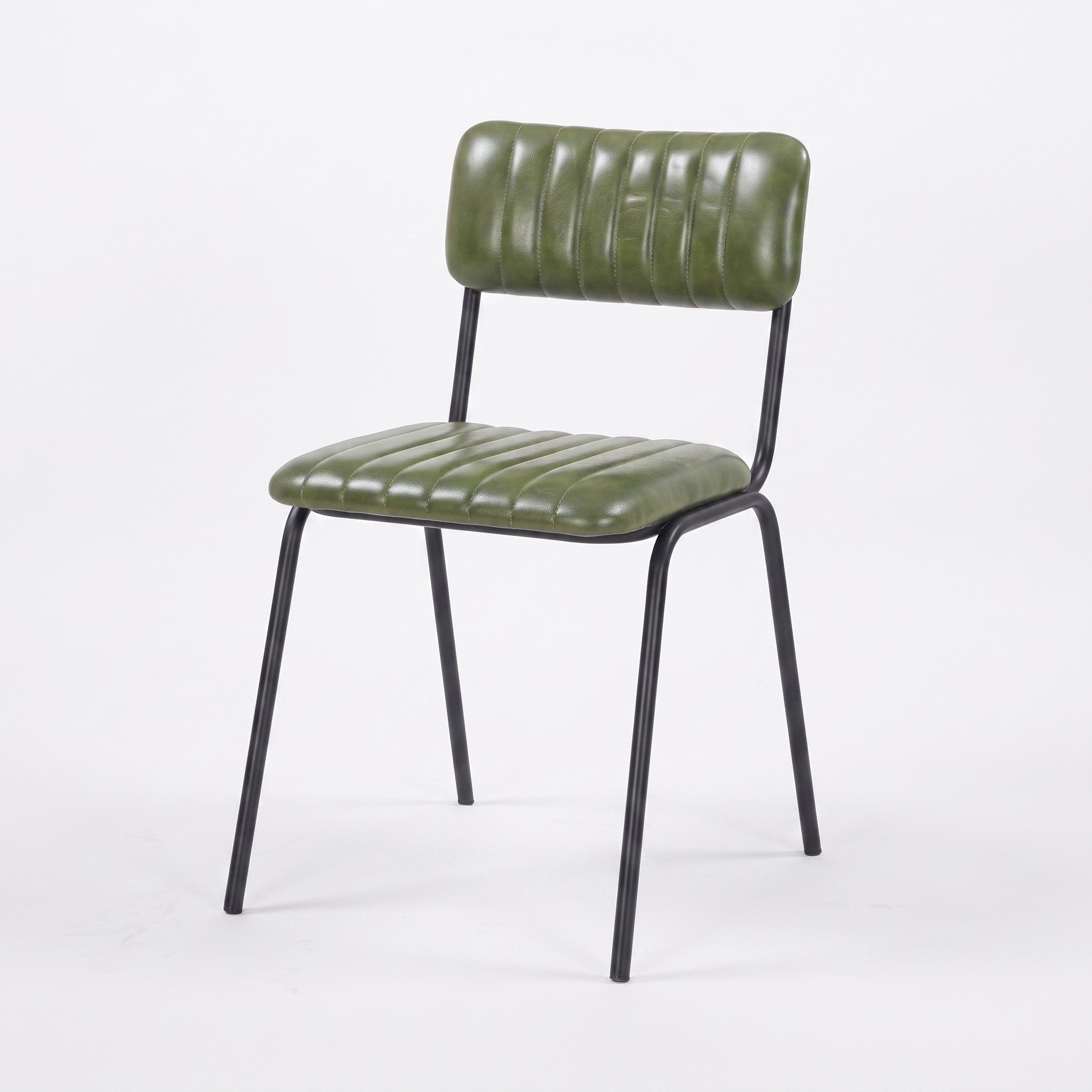 Chaise Arsène en cuir de buffle vert et pieds en métal noir, vue trois-quarts - Maison Pavane