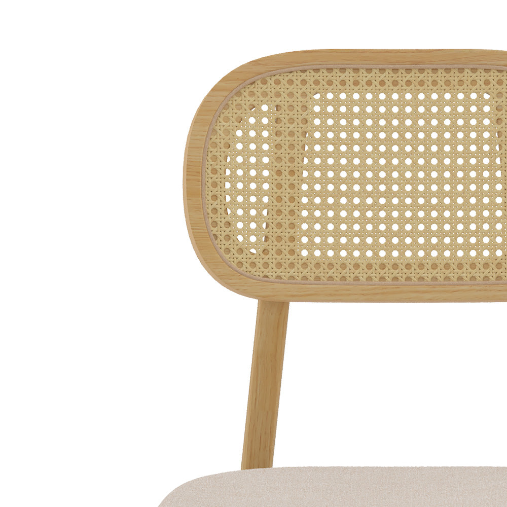 sedia in legno chiaro con seduta in tessuto beige e schienale in rattan Maria