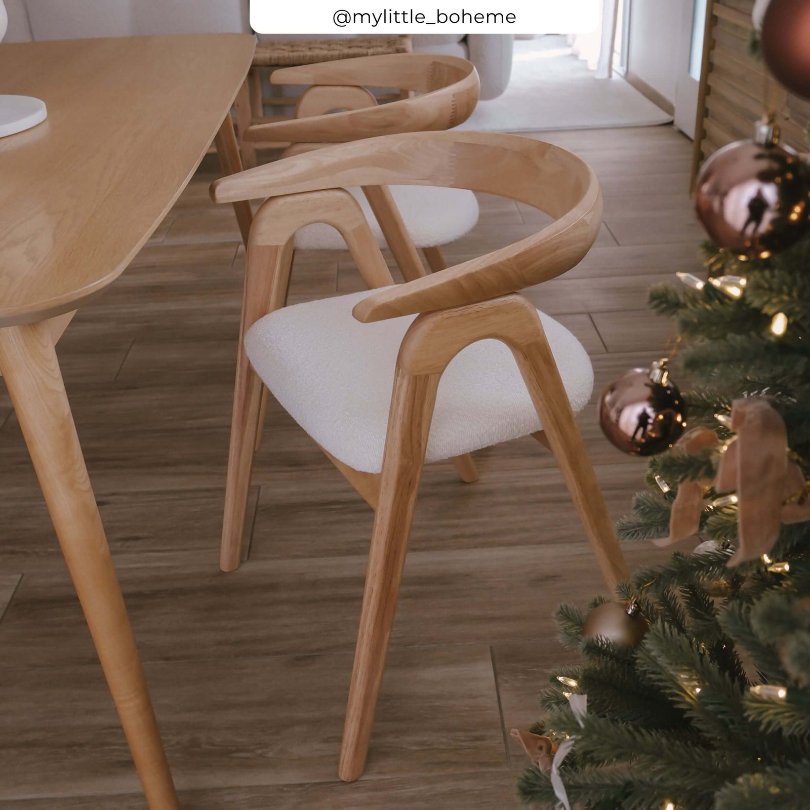 Chaise bois clair tissu bouclé blanc
