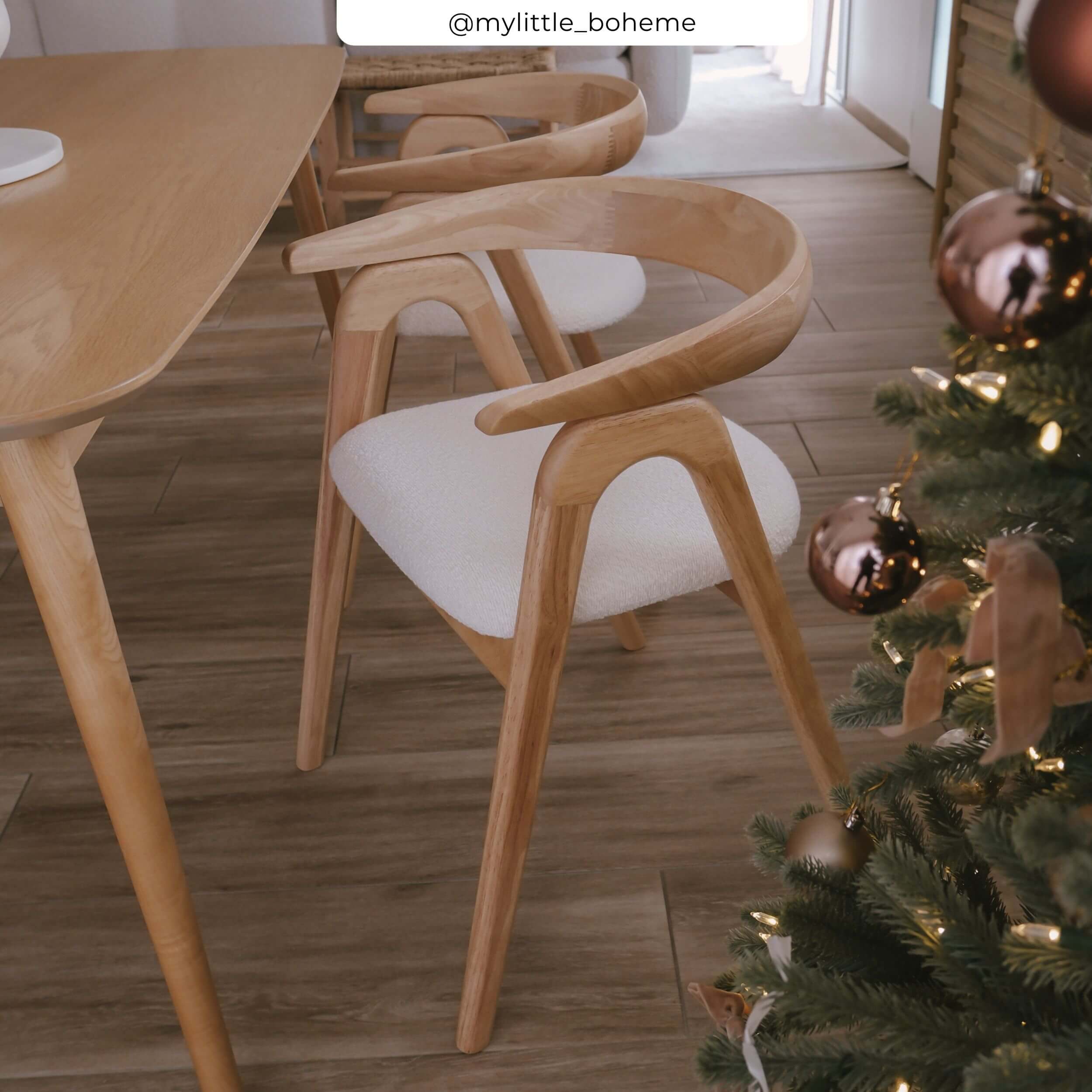 Chaise bois clair tissu bouclé blanc