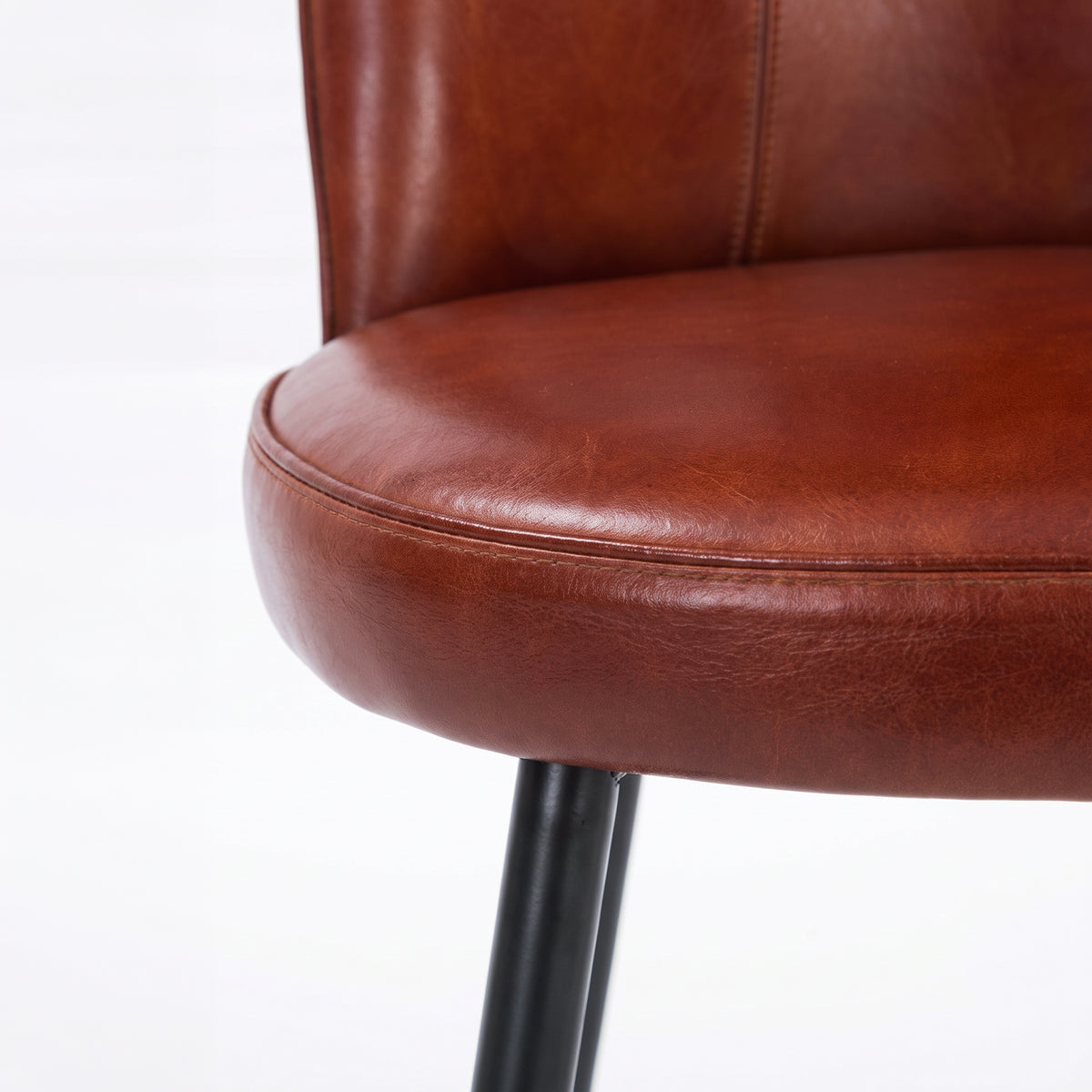 Détail de l'assise en cuir de buffle marron rouge de la chaise Célestin - Maison Pavane