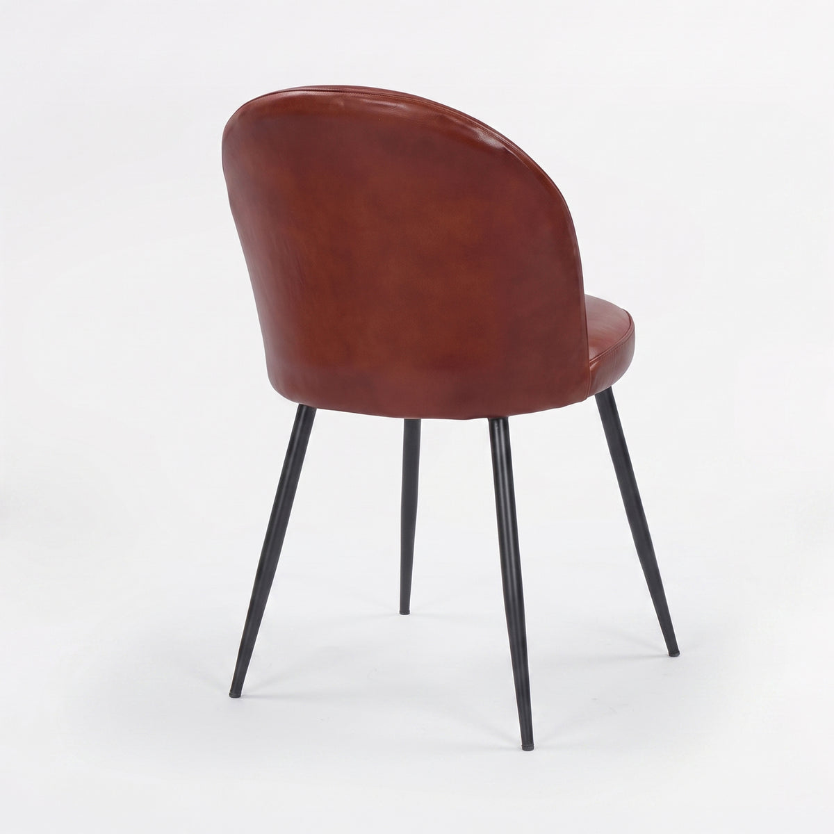 Chaise Célestin en cuir de buffle marron rouge et pieds en métal noir, vue trois-quarts arrière - Maison Pavane