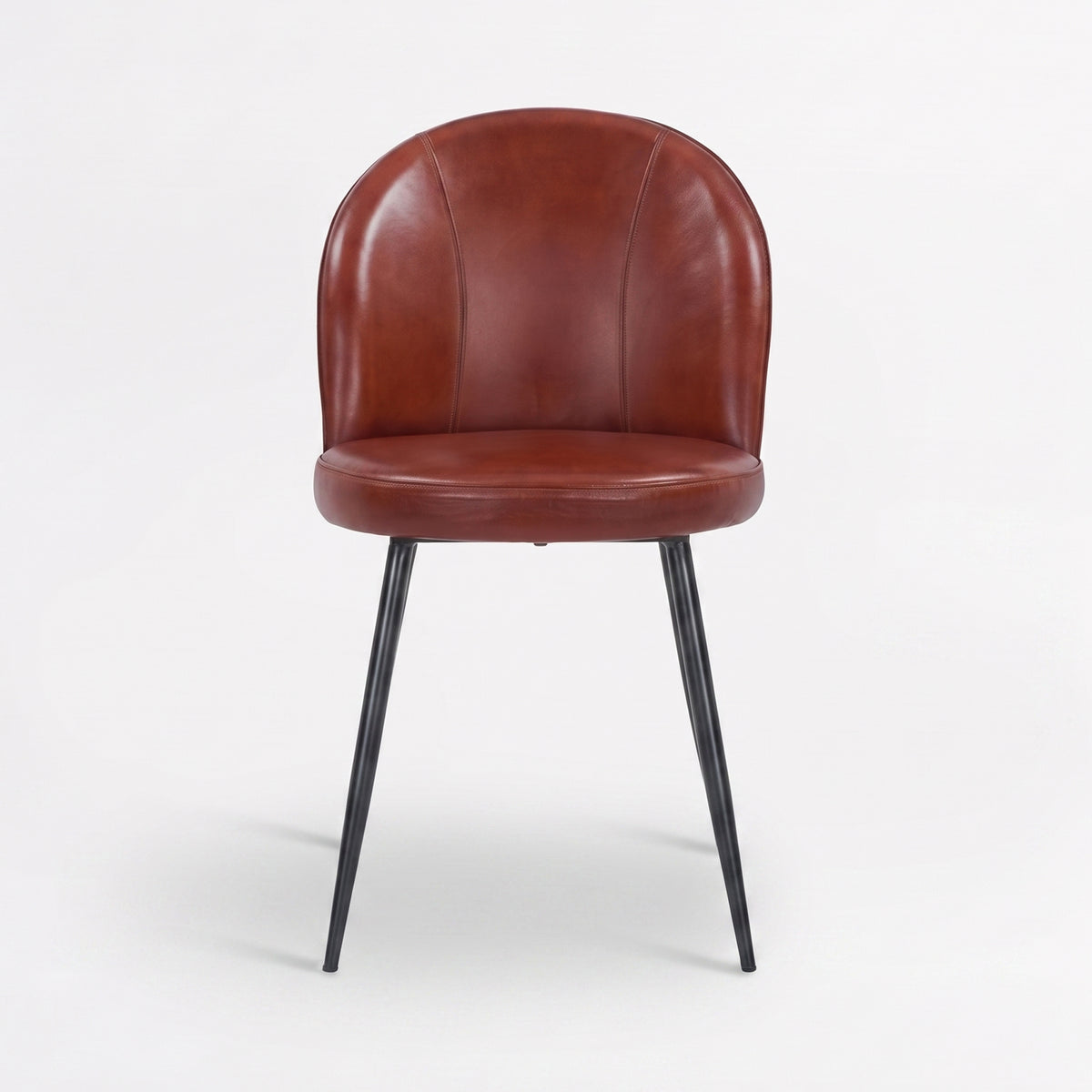 Chaise Célestin en cuir de buffle marron rouge et pieds en métal noir, vue de face - Maison Pavane