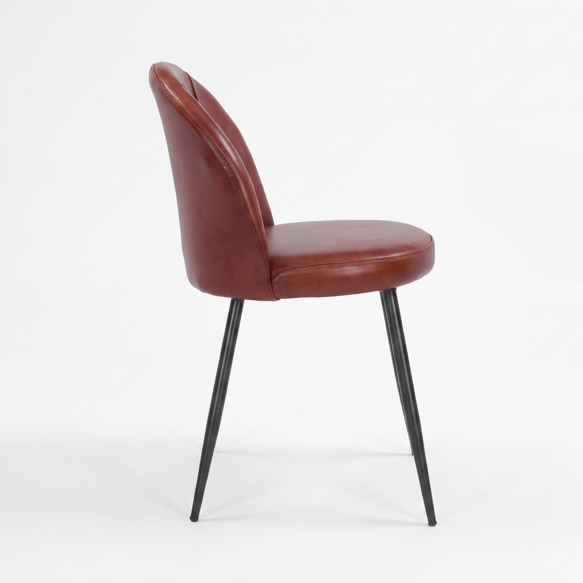 Chaise Célestin en cuir de buffle marron rouge et pieds en métal noir, vue de profil - Maison Pavane