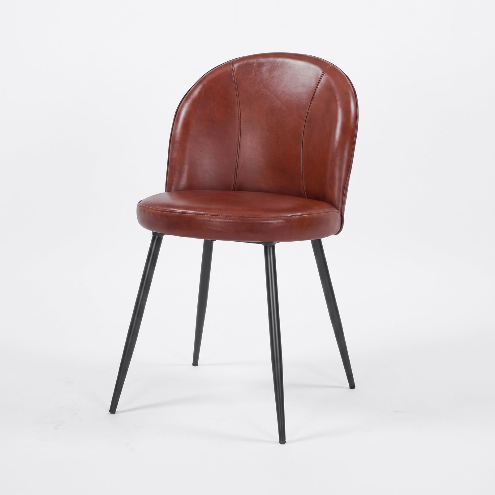 Chaise Célestin en cuir de buffle marron rouge et pieds en métal noir, vue trois-quarts - Maison Pavane