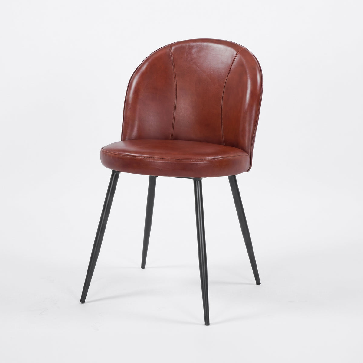 Chaise Célestin en cuir de buffle marron rouge et pieds en métal noir, vue trois-quarts - Maison Pavane