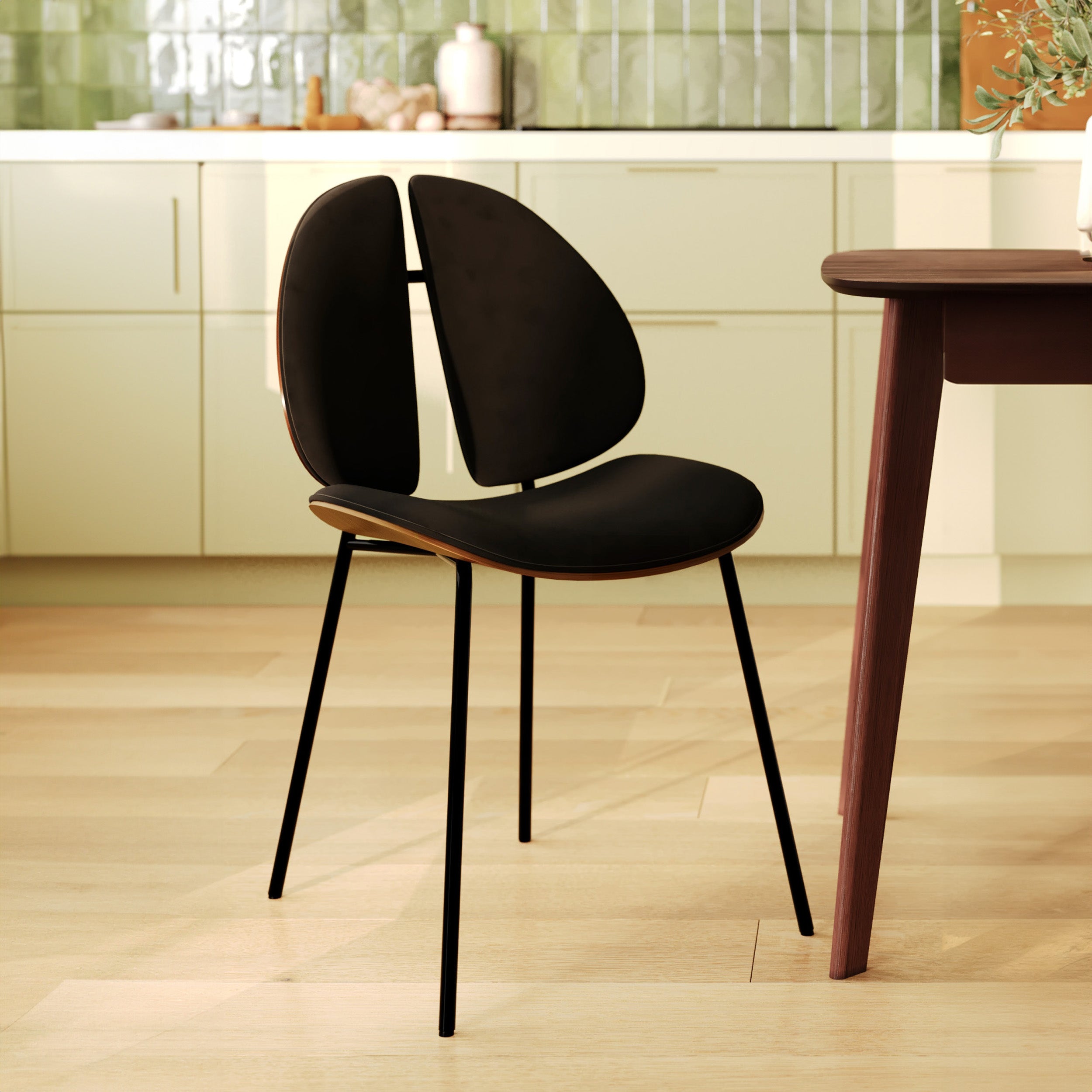 chaise coccinelle en velours noir pieds noirs et bois