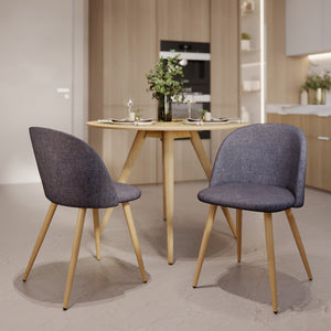 sedia cozy in tessuto grigio scuro con gambe in legno