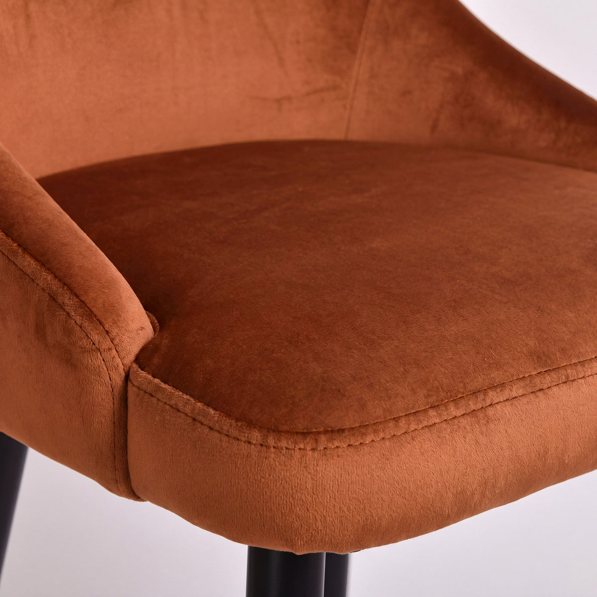 Détail de l'assise en velours terracotta de la chaise de bar Aristote - Maison Pavane