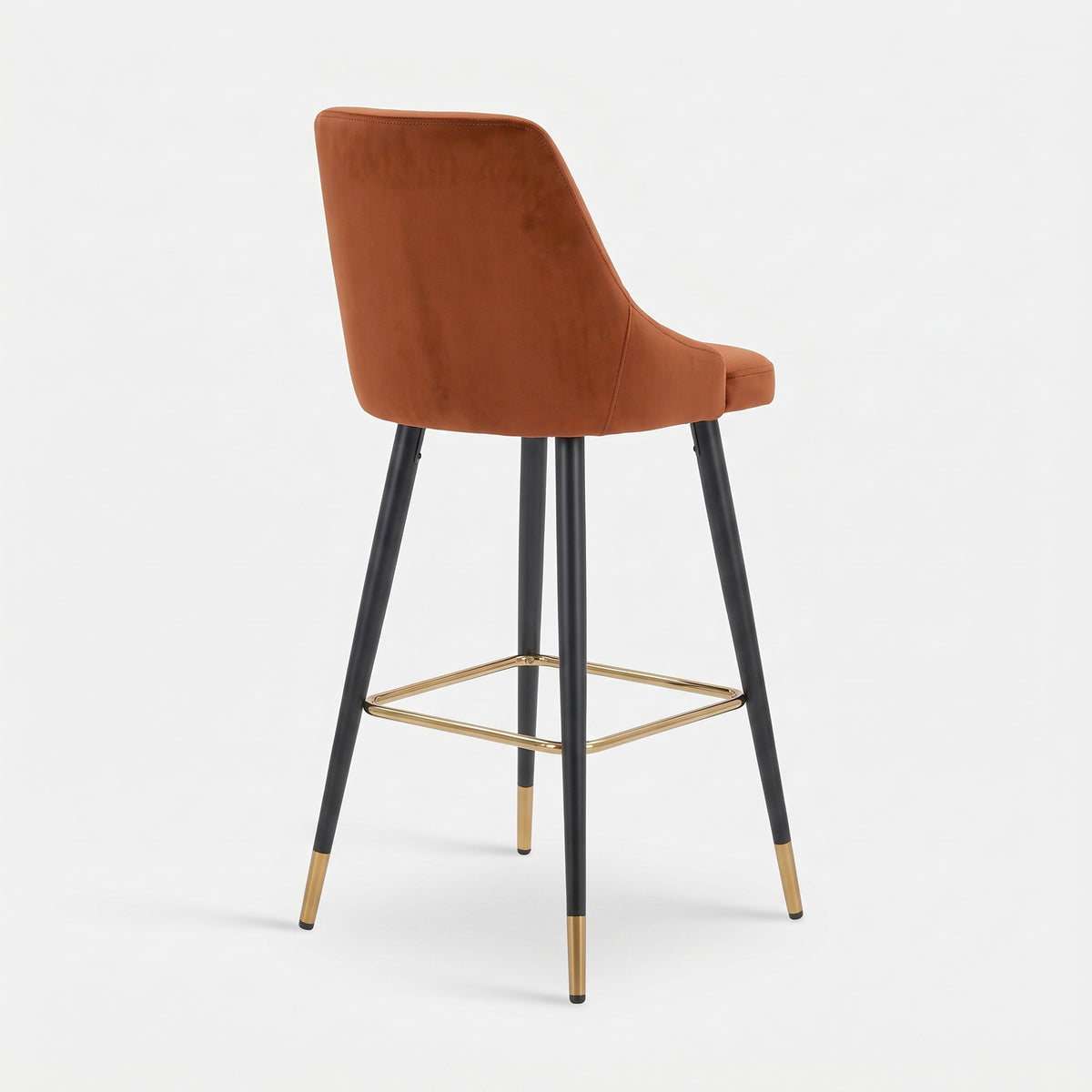 Chaise de bar Aristote 78 cm en velours terracotta et pieds en métal, vue trois-quarts arrière - Maison Pavane
