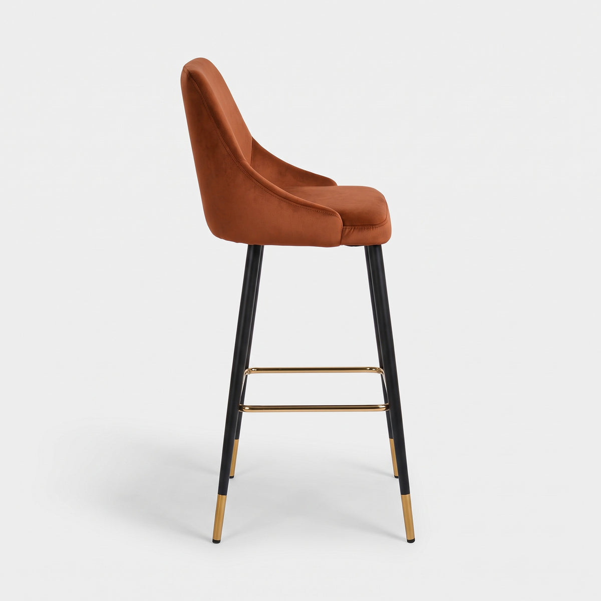 Chaise de bar Aristote 78 cm en velours terracotta et pieds en métal, vue de profil - Maison Pavane