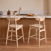 2er Set Barstühle aus Josette 63,5 cm aus beigem Stoff und hellem Gummibaumholz
