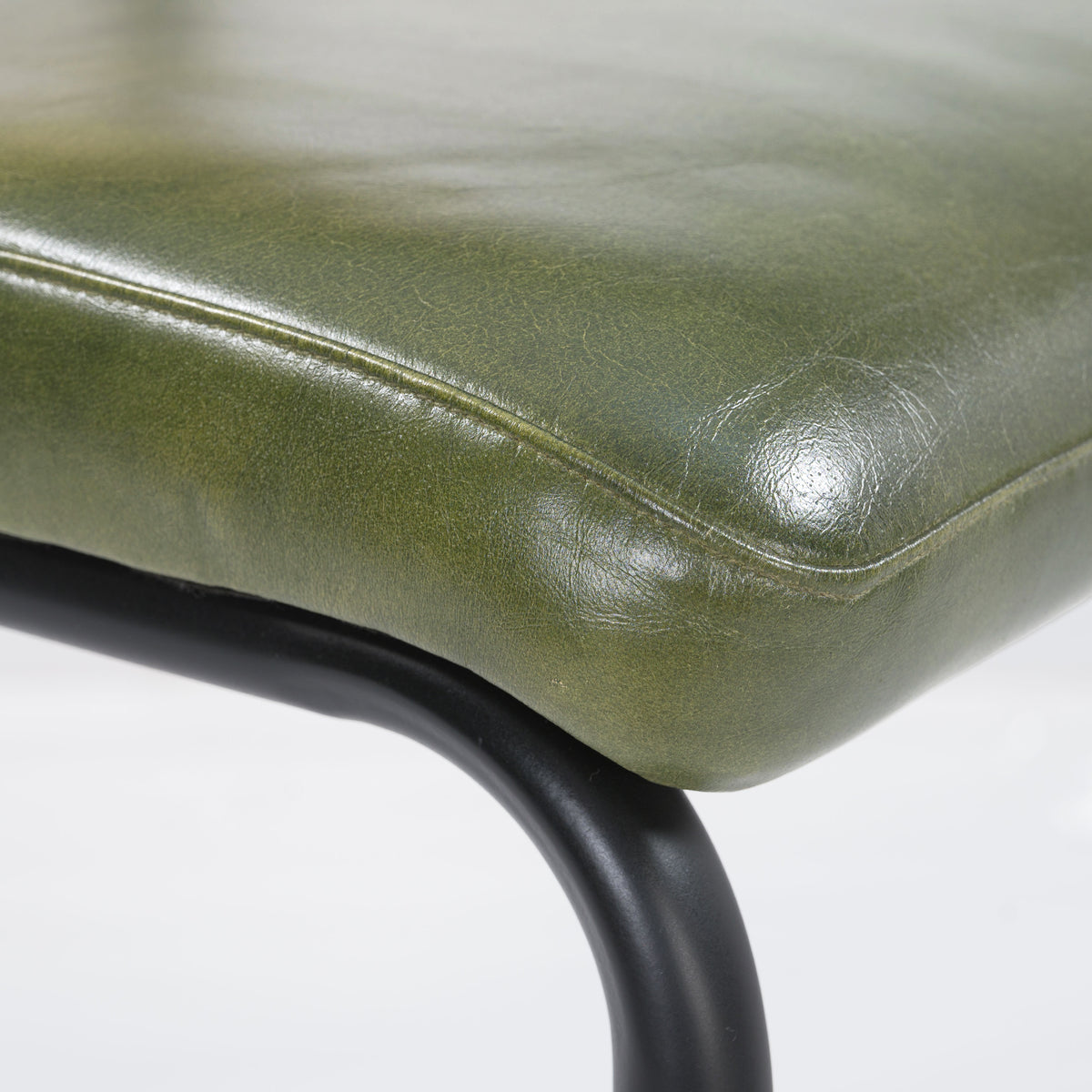 Détail de l'assise en cuir vert de la chaise de bar Léandre - Maison Pavane