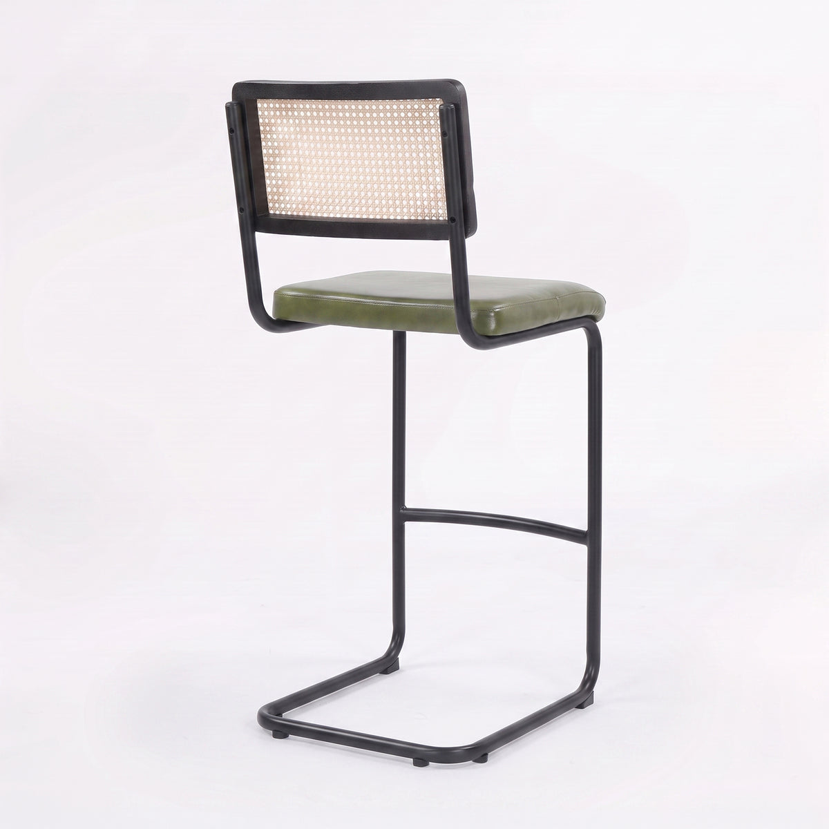 Chaise de bar Léandre 76 cm en cannage et cuir vert, vue trois-quarts arrière - Maison Pavane