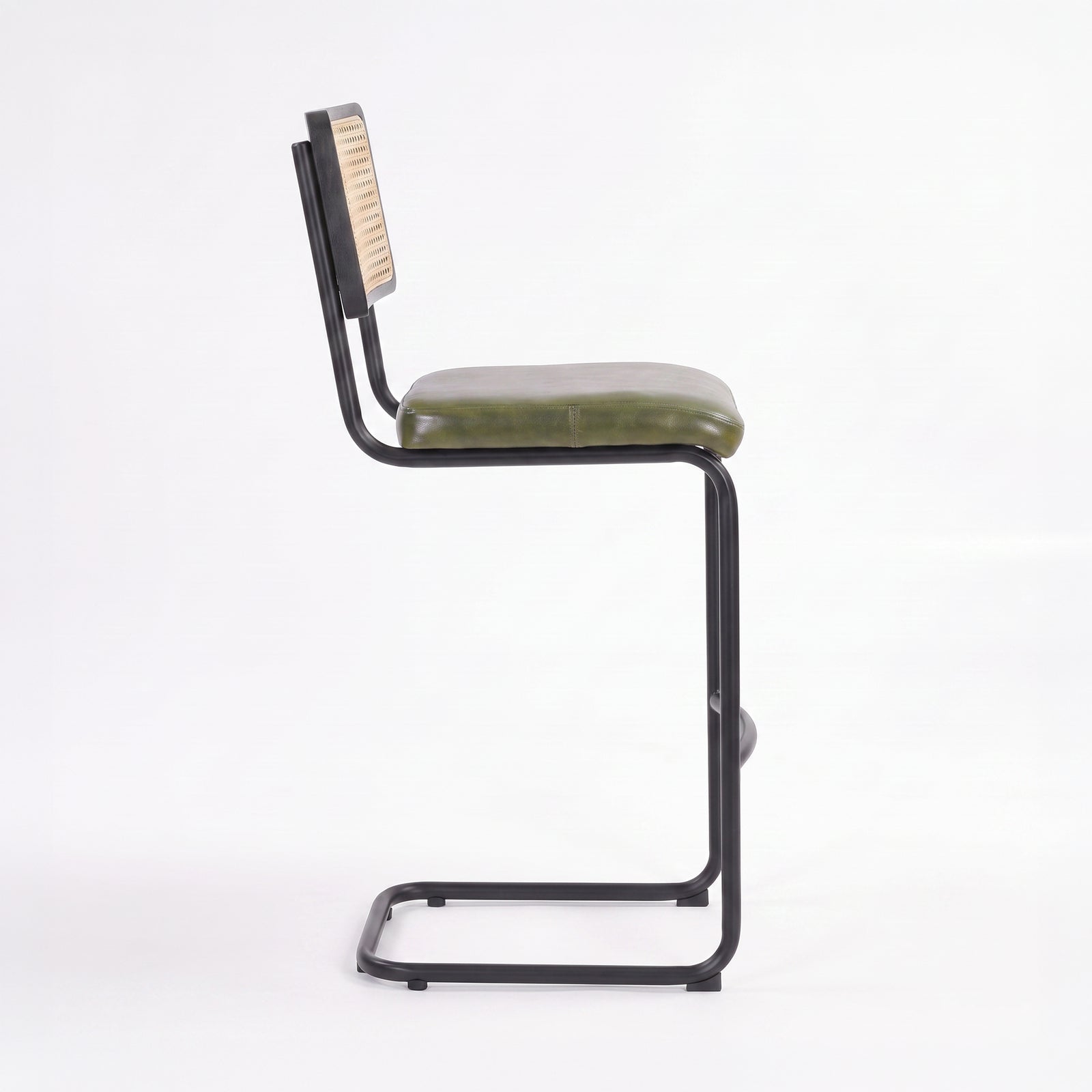 Chaise de bar Léandre 76 cm en cannage et cuir vert, vue de profil - Maison Pavane