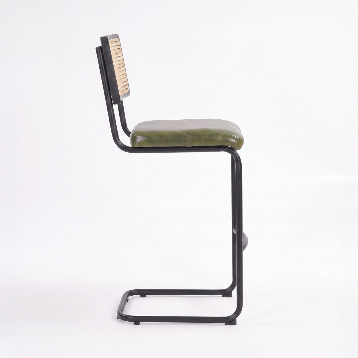 Chaise de bar Léandre 76 cm en cannage et cuir vert, vue de profil - Maison Pavane