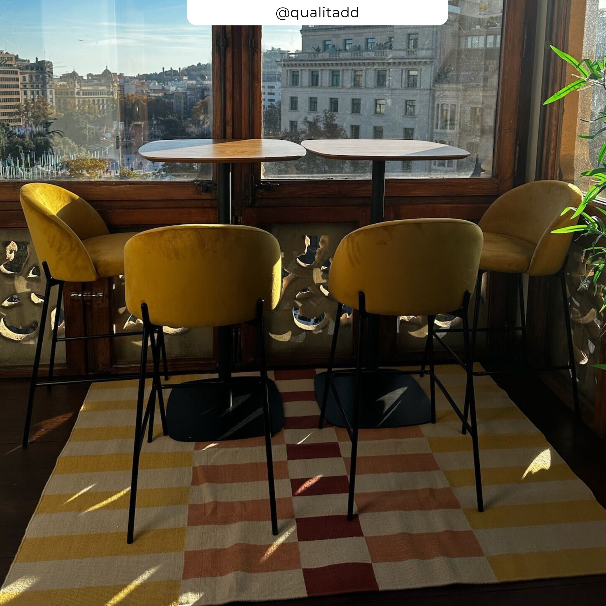 Chaise de bar velours jaune pieds noirs