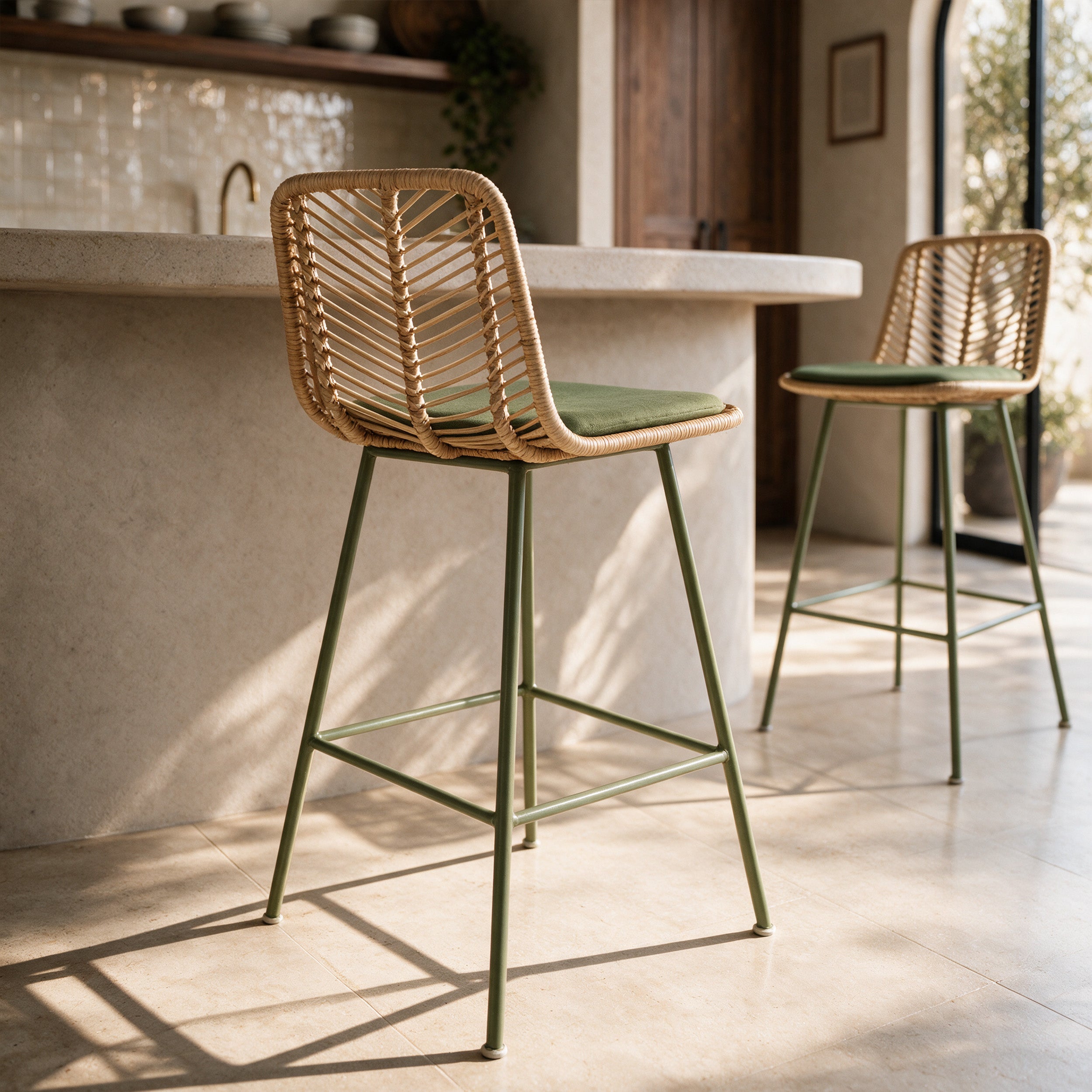 Lot de 2 chaises pour îlot central 66 cm Tamara en rotin et tissu vert