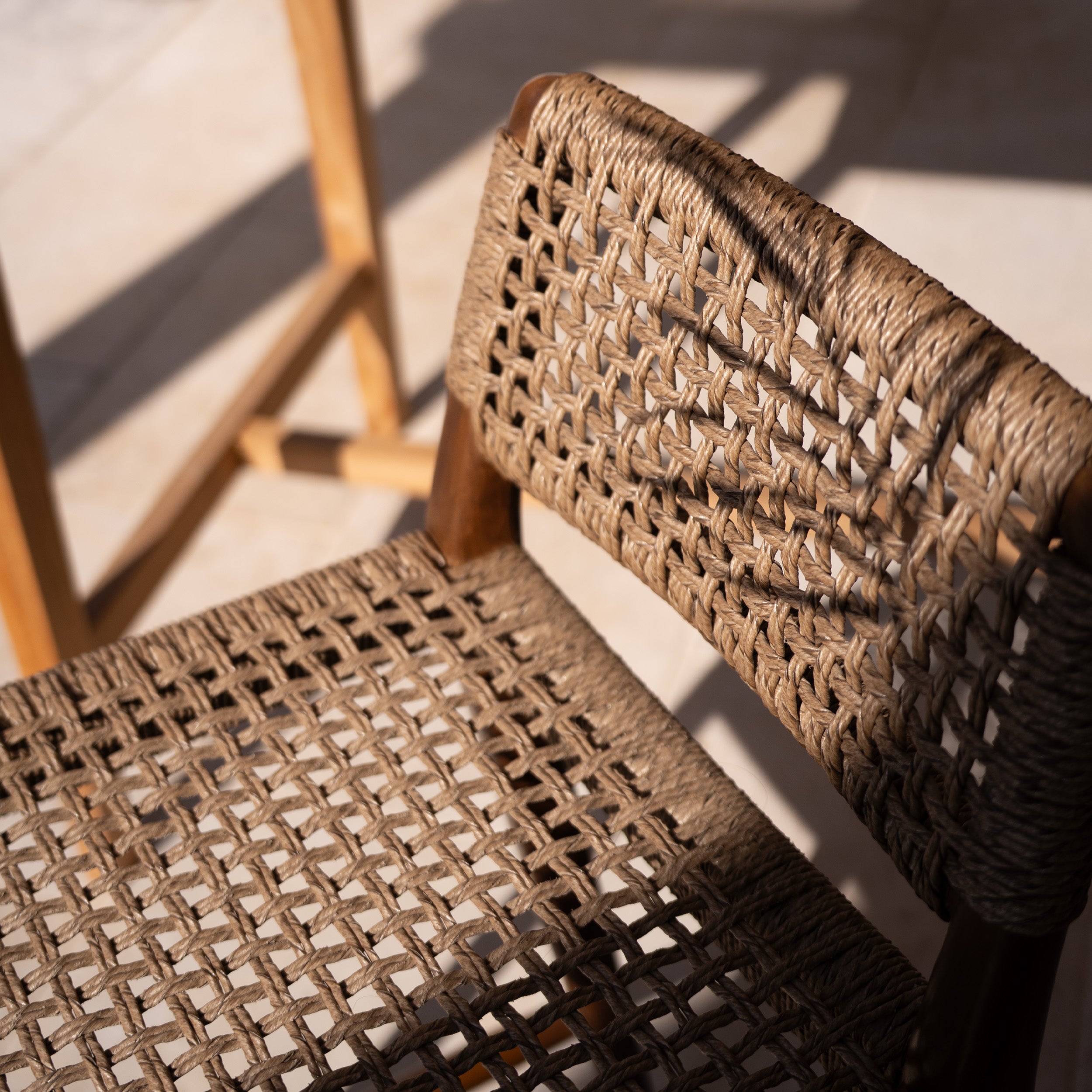 Chaise de bar Yaba teck et tissage synthétique