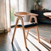 Chaise Hawa en bois d'hévéa blond et cuir synthétique noir