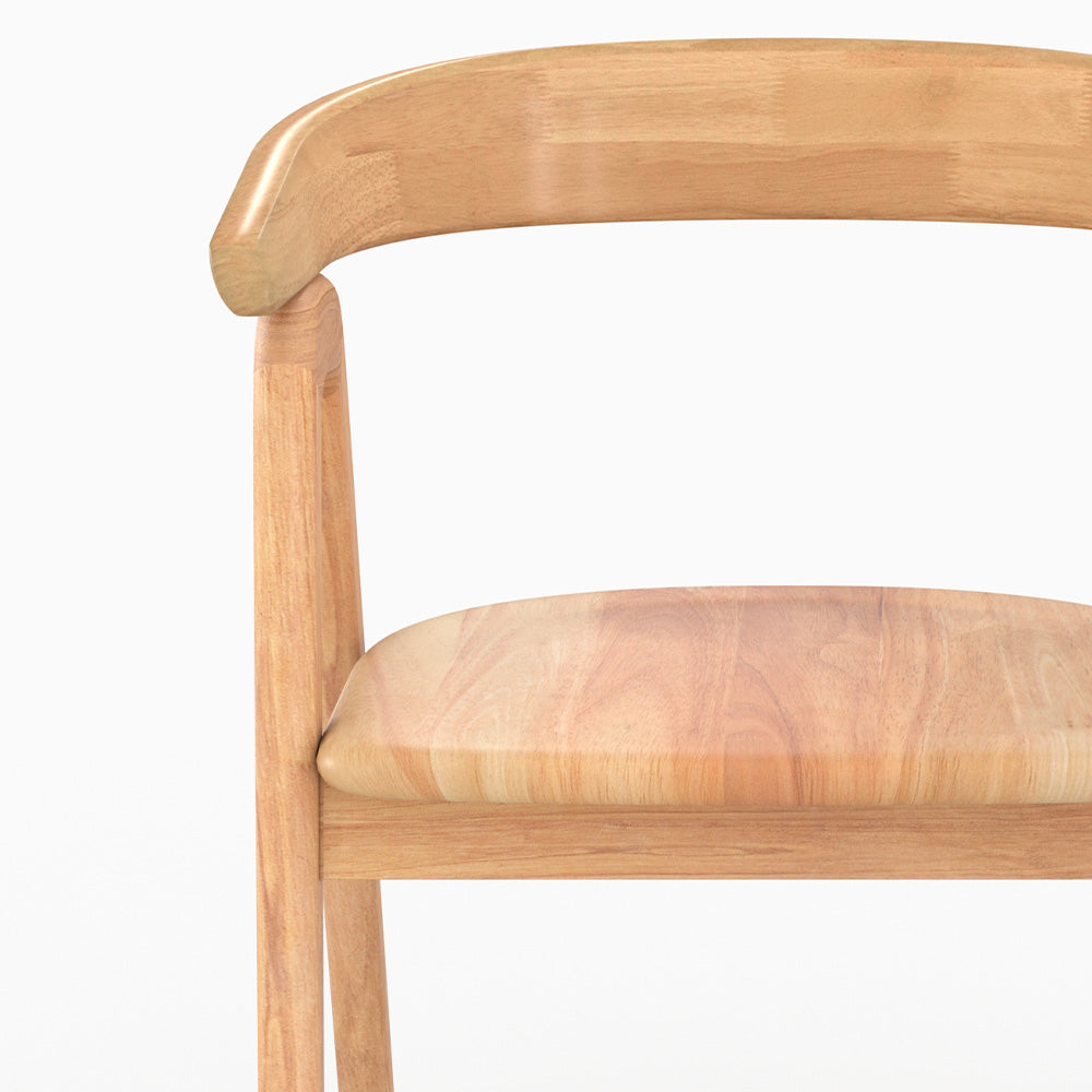 sedia in legno di gomma chiara con braccioli Hawa