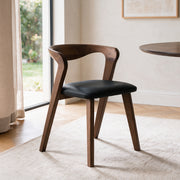 Chaise Vega en bois d'hévéa marron et cuir synthétique noir