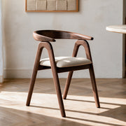 Chaise en bois marron foncé et assise en tissu beige accoudoirs – Maison Pavane