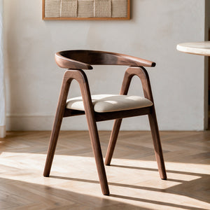 Chaise en bois marron foncé et assise en tissu beige accoudoirs – Maison Pavane