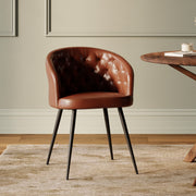 sedia in pelle marrone con cuciture e piedi in metallo nero anatole