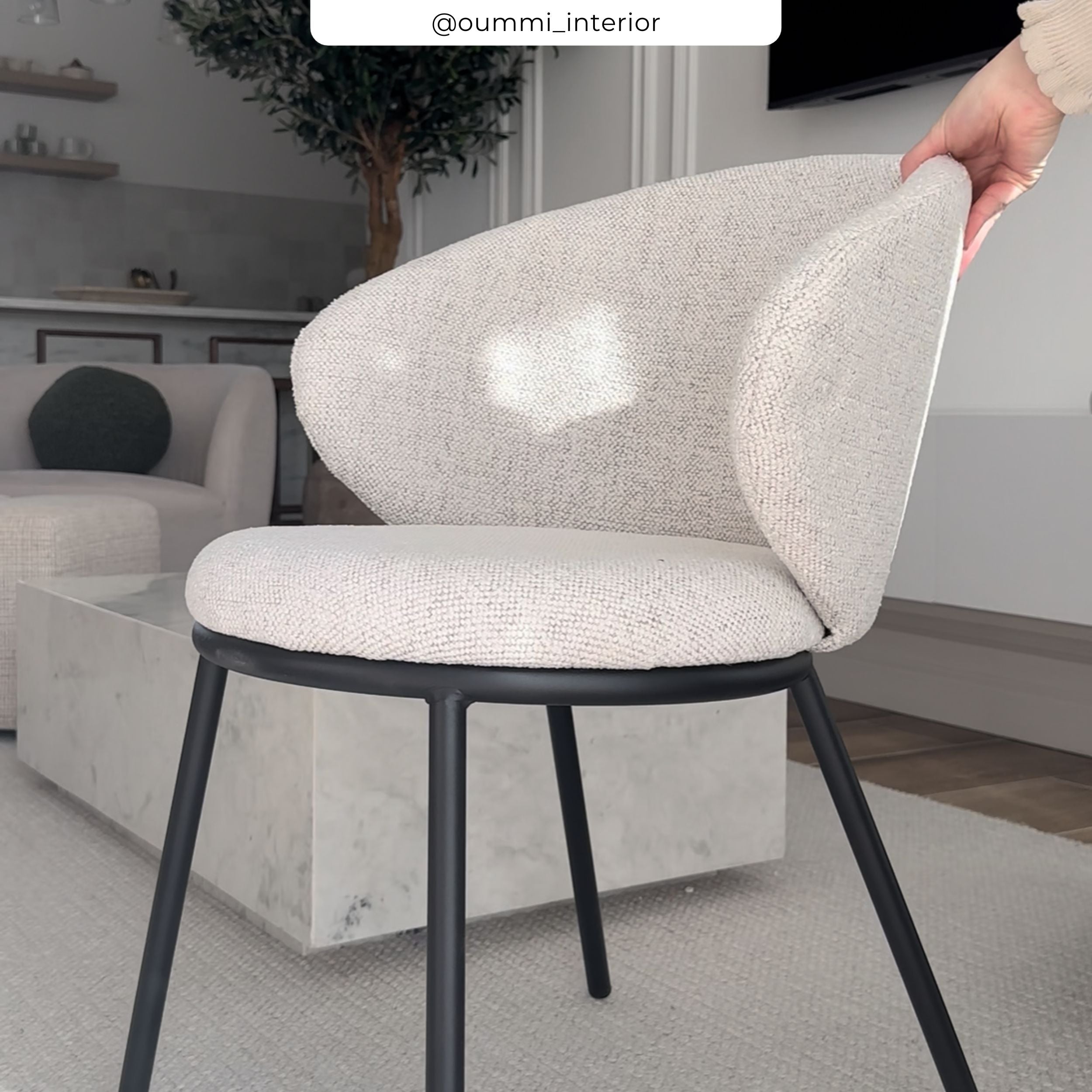 sedia in tessuto beige cinese piedi neri angele appuntamento deco