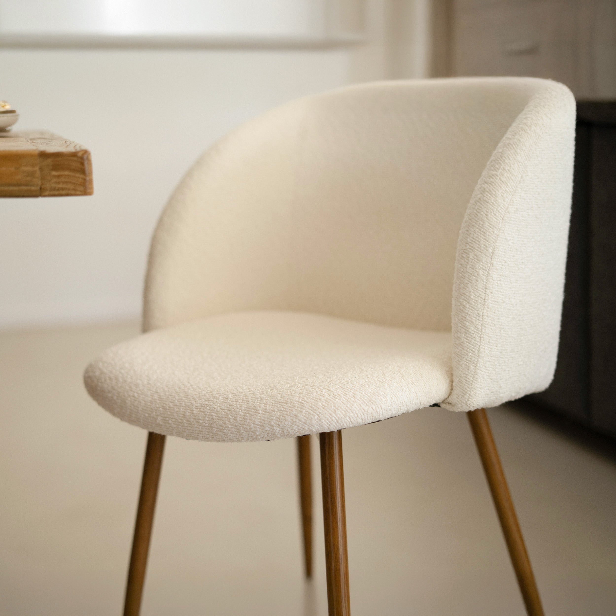 sedia in tessuto Boucle crema con piedi in legno Swan