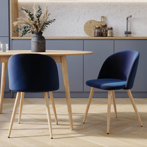 sedia in velluto blu scuro con piedi in legno set da 2 cozy