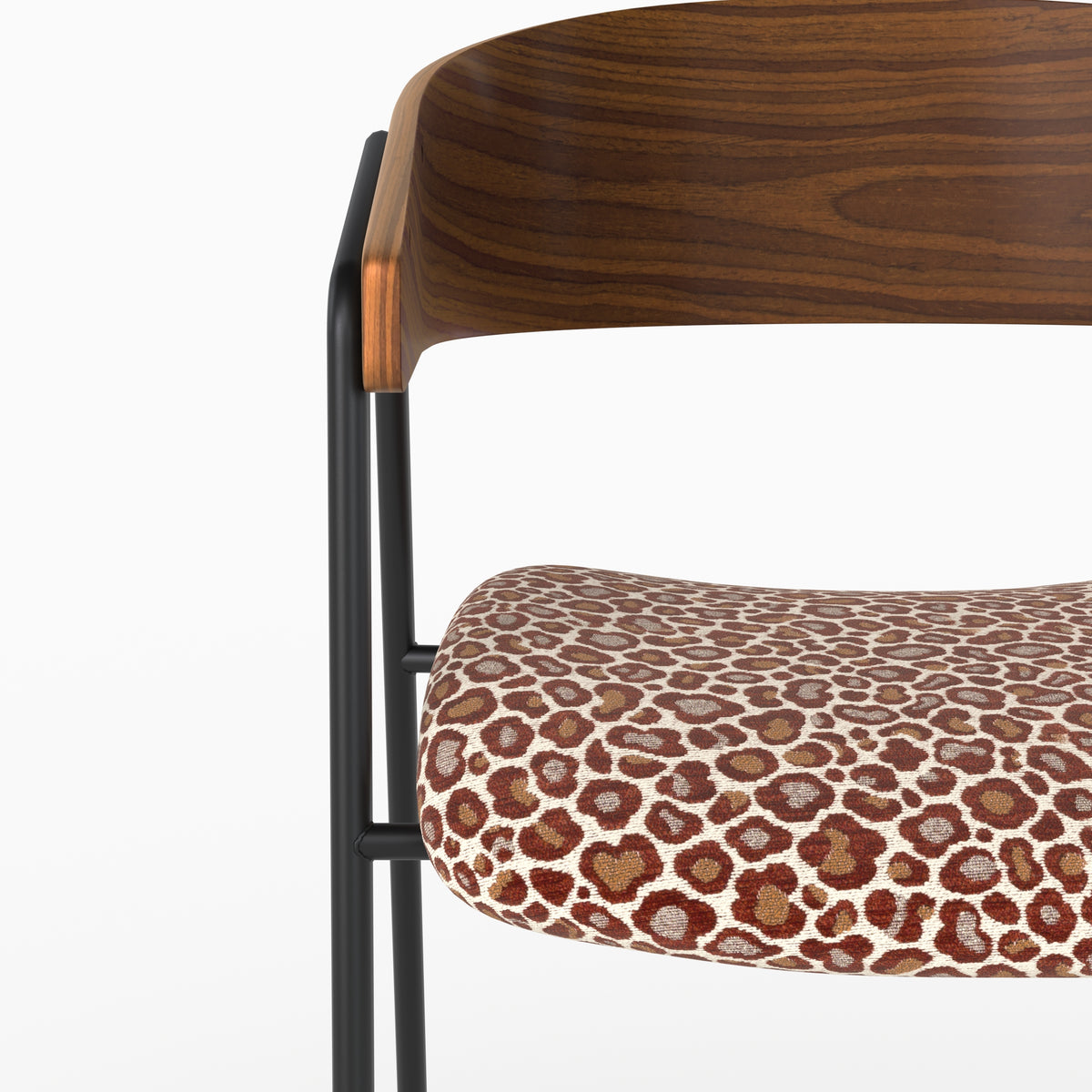Détail de l'assise en tissu léopard bordeaux et du dossier en bois de noyer de la chaise Esmée - Maison Pavane