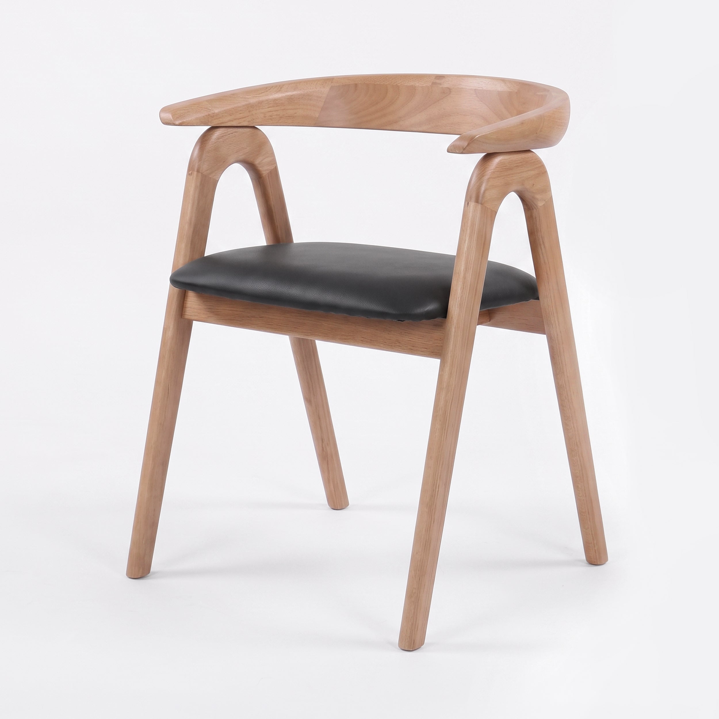 Chaise Hawa blonde et cuir synthétique noir, vue de trois-quarts en plongée - Maison Pavane