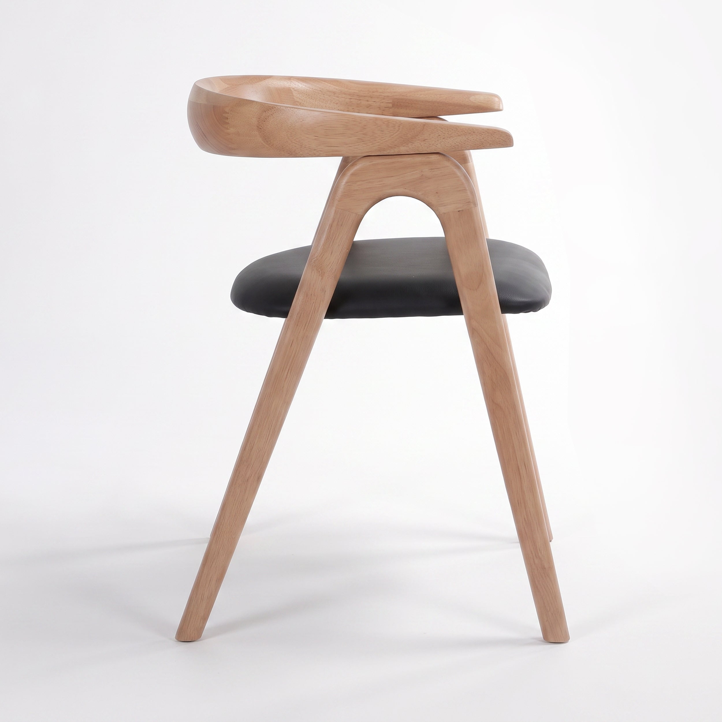 Chaise Hawa en bois blond, assise noire, vue de profil - Maison Pavane