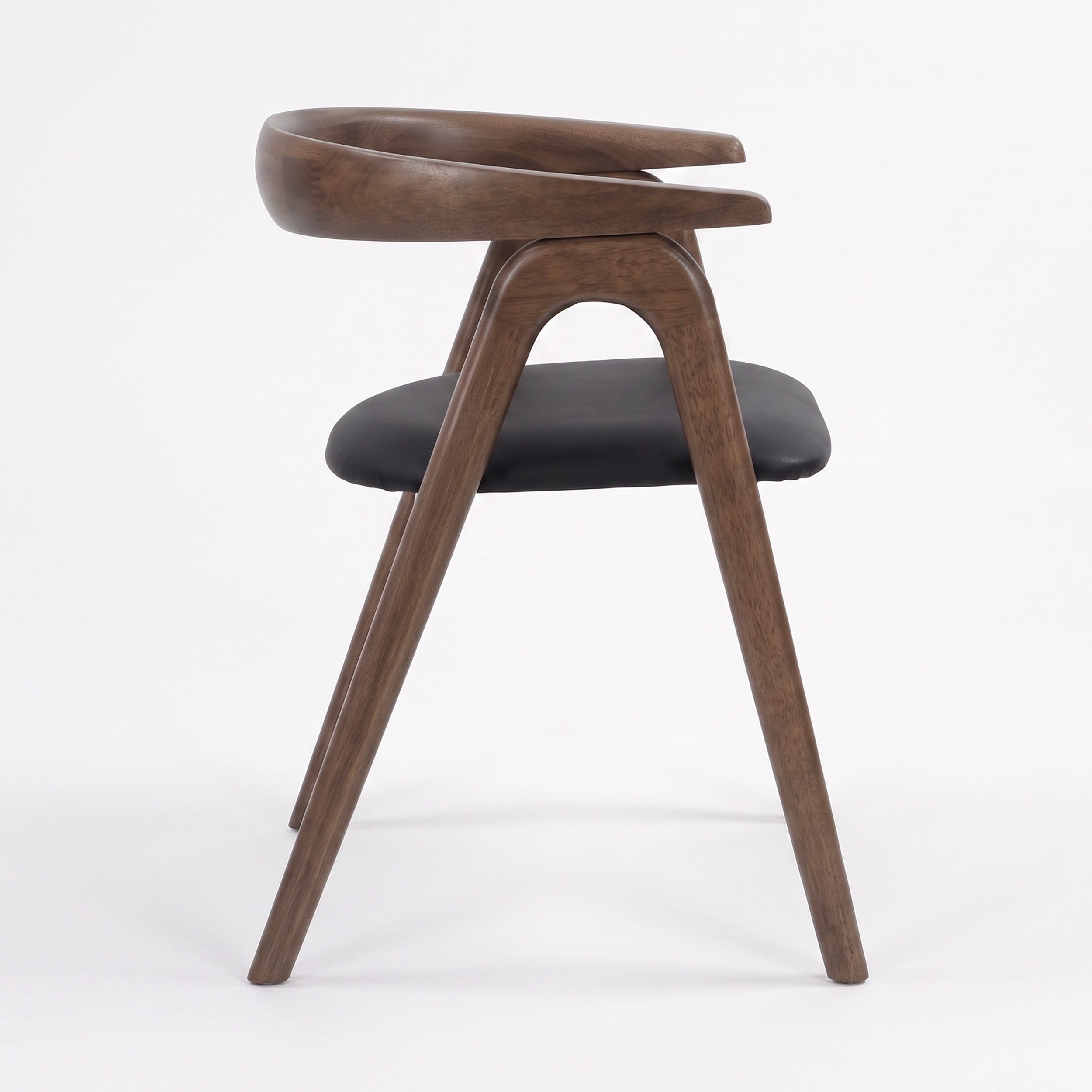 Chaise Hawa en bois marron, assise noire, vue de profil - Maison Pavane