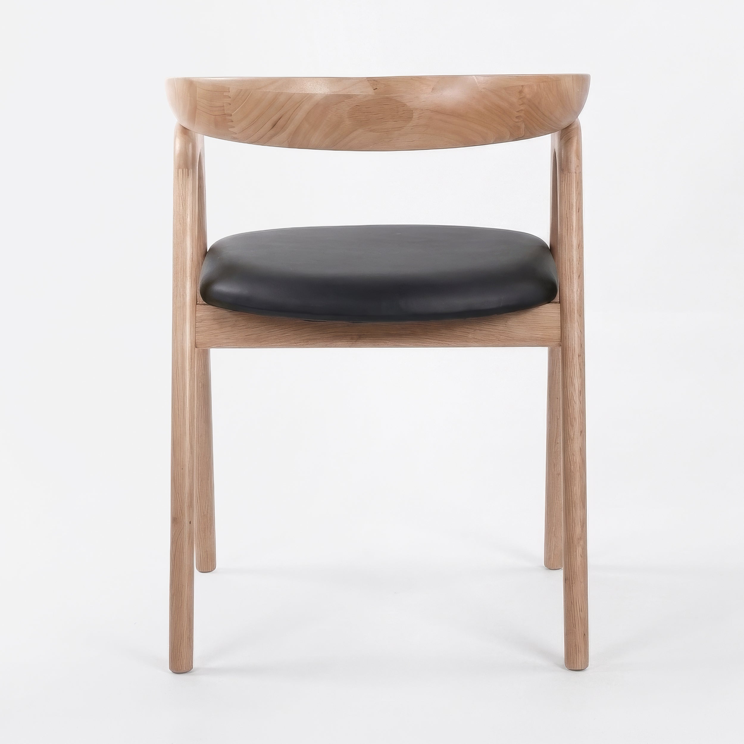 Chaise Hawa en bois d'hévéa blond et cuir synthétique noir, vue de dos - Maison Pavane